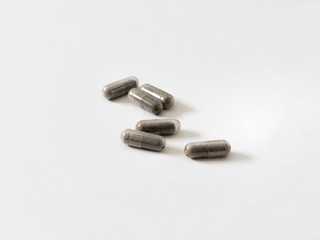 capsulas de medicamento en fondo blanco