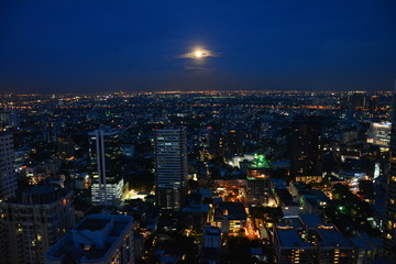 Fototapeta na wymiar Panorama Bangkok Rooftop bar de nuit
