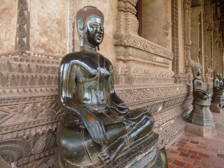 schöne Buddha-Figuren in einem Tempel in Vientiane, Laos