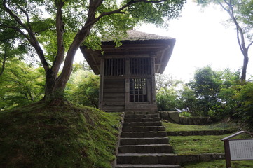 This is a picture of Chusonji Temple in Japan. This is a World Heritage Site. The Golden Hall in the temple is positioned as a national treasure.