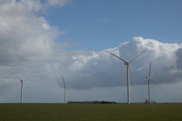 Fototapeta na wymiar Windkraftanlagen auf Feld, Windenergie, Umwelt
