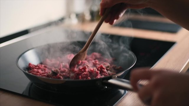 cuocere la carne in padella