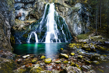 Fototapeta na wymiar Urlaub in Österreich: Versteckter Wasserfall im Wald bei Golling, Österreich