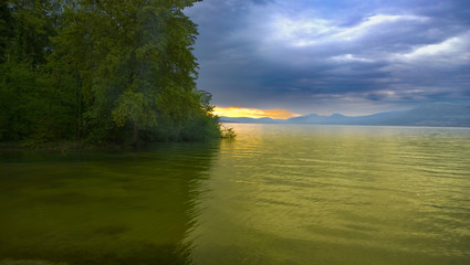 Lac au coucher de soleil