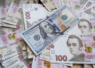 One hundred (100) dollars against the hryvnia. The dollar against the hryvnia is growing and falling. Different currencies.  The ratio of hryvnia to foreign currencies.