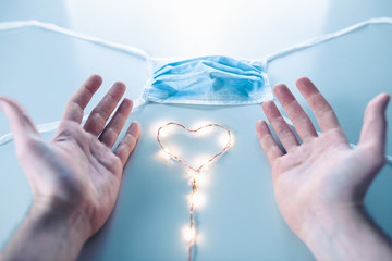 Coronavirus fine della pandemia, successo. Virus definitivamente debellato. Medico fa la v di...