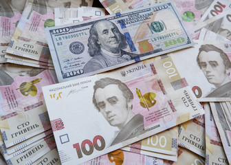 One hundred (100) dollars against the hryvnia. The dollar against the hryvnia is growing and falling. Different currencies.  The ratio of hryvnia to foreign currencies.