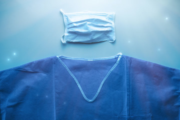 Camice con mascherina di un medico che lotta contro il Coronavirus