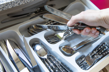 Messer Besteck in den Besteckkasten in der Küche nach dem säubern hineinlegen