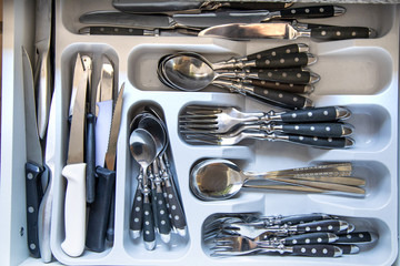 Besteckkasten bestückt mit Besteck in der Küche Haushalt Messer Löffel Gabel