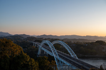 朝日に照らされる新西海橋