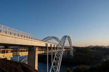 朝日に照らされる新西海橋