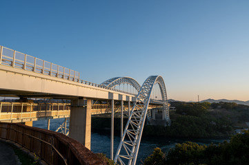 朝日に照らされる新西海橋