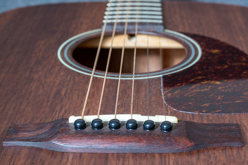 Obraz premium Strings of a brown wooden guitar a close up