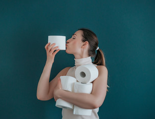 Frau hamstert Klopapier