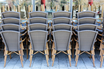Chaises de bistrot entassées devant un restaurant. Fermeture adminsitrative et gouvernementale. Coronavirus. Covid-19. Saint-Gervais-les-Bains. Haute-Savoie. France.