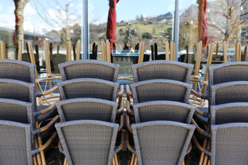 Chaises de bistrot entassées devant un restaurant. Fermeture adminsitrative et gouvernementale. Coronavirus. Covid-19. Saint-Gervais-les-Bains. Haute-Savoie. France.