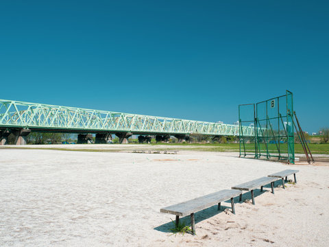 青空と野球場と鉄橋
