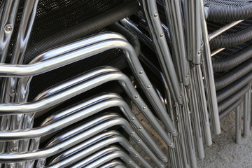 Chaises de bistrot entassées devant le long d'une terrasse de restaurant. Fermeture adminsitrative et gouvernementale. Coronavirus. Covid-19. Saint-Gervais-les-Bains. Haute-Savoie. France.