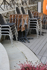 Tables et chaises de bistrot entassées sur une terrasse de restaurant. Fermeture adminsitrative et gouvernementale. Coronavirus. Covid-19. Saint-Gervais-les-Bains. Haute-Savoie. France.