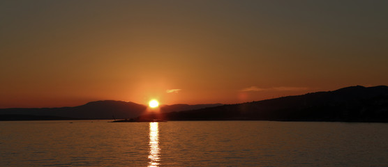 Obraz premium sunset over lake