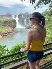 Jeune femme au top jaune contemplant les chutes d'Iguazu