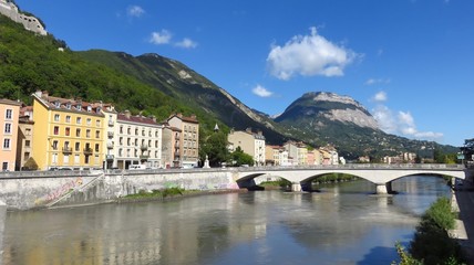 Ville de Grenoble, panorama sur les rives de l'Isère, le pont de la Citadelle et les montagnes du...