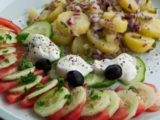 kartoffelsalat und tomaten gurkensalat mit joghurt dressing