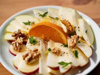 frisch geschnittene Äpfel mit Walnüssen und Orangensaftdressing