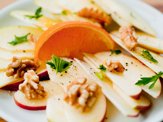 frisch geschnittene Äpfel mit Walnüssen und Orangensaftdressing