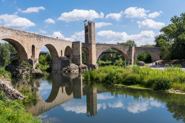 Fototapeta na wymiar Beautiful medieval town of Besalú located near the city of Gerona. (Spain)