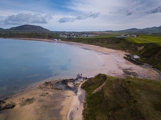 Aerial view of Porthdinllaen village and Yr Eifl Mountains in  background, Morfa Nefyn, Llyn Peninsula, Gwynedd, Wales, UK