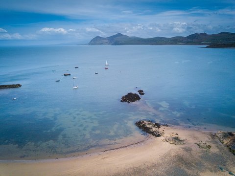 Aerial view of Porthdinllaen village and Yr Eifl Mountains in  background, Morfa Nefyn, Llyn Peninsula, Gwynedd, Wales, UK