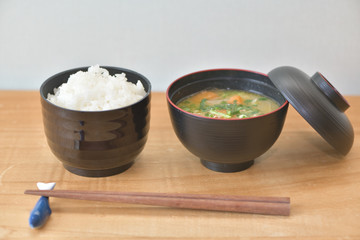 ご飯と味噌汁と箸と箸おき