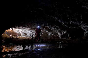 Obraz premium Ambiance in a galery, Sakany cave - Pyrenees