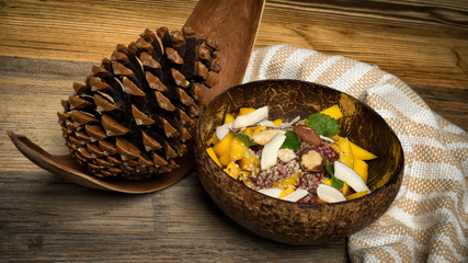 Bowl mit Mango, Nüssen, Kokos und Minze