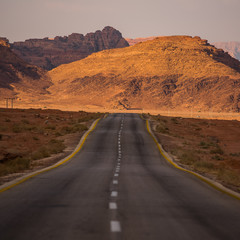 Jordania- Wadi Rum- Atrakcja Turystyczna - Krajobraz Pustyni - Droga
