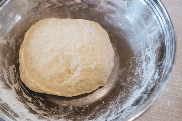 Fototapeta premium Procesul pas cu pas al femeii care face găluște de casă, ravioli sau pelmeni cu umplutură tocată