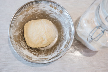 Procesul pas cu pas al femeii care face găluște de casă, ravioli sau pelmeni cu umplutură tocată