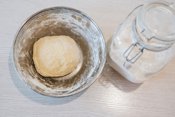 Procesul pas cu pas al femeii care face găluște de casă, ravioli sau pelmeni cu umplutură tocată