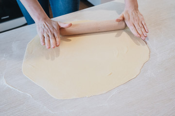 Procesul pas cu pas al femeii care face găluște de casă, ravioli sau pelmeni cu umplutură tocată