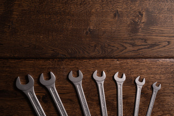 Zdjęcie narzędzi na drewnianym, naturalnym stole