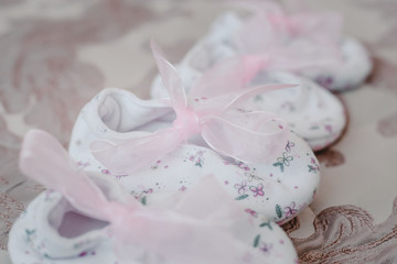 white slippers for a newborn with pink bows