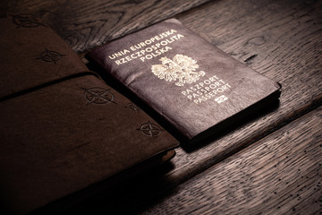 Zdjęcie notesu i paszportu na drewnianym, naturalnym stole - obrazy, fototapety, plakaty