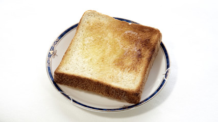 朝食の定番！焼きたてのトーストにマーガリンをつけて