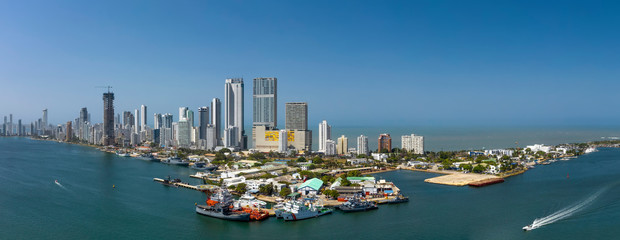 Obraz premium W zatoce dryfują piękne jachty. Panorama Dzielnica Bocagrande w Kartagenie.