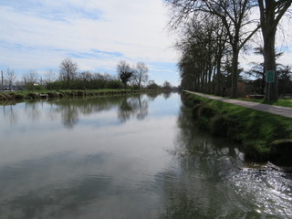 Fototapeta na wymiar Beautiful Canal in France with a lot of water and a giant walk
