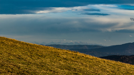 Widok na Tatry ze szczytu Ochodzitej w Beskidzie Śląskim (Istebna) 