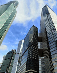 Obraz premium duże miasto. wieżowce na tle błękitnego nieba