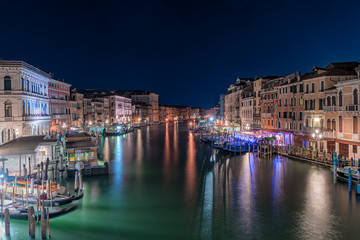 Fototapeta na wymiar Venezia, veduta notturna sul Canal Grande dal Ponte di Rialto
